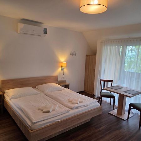 Adam Apartmanhaz Шіофок Екстер'єр фото