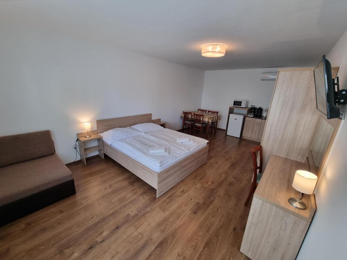 Adam Apartmanhaz Шіофок Екстер'єр фото