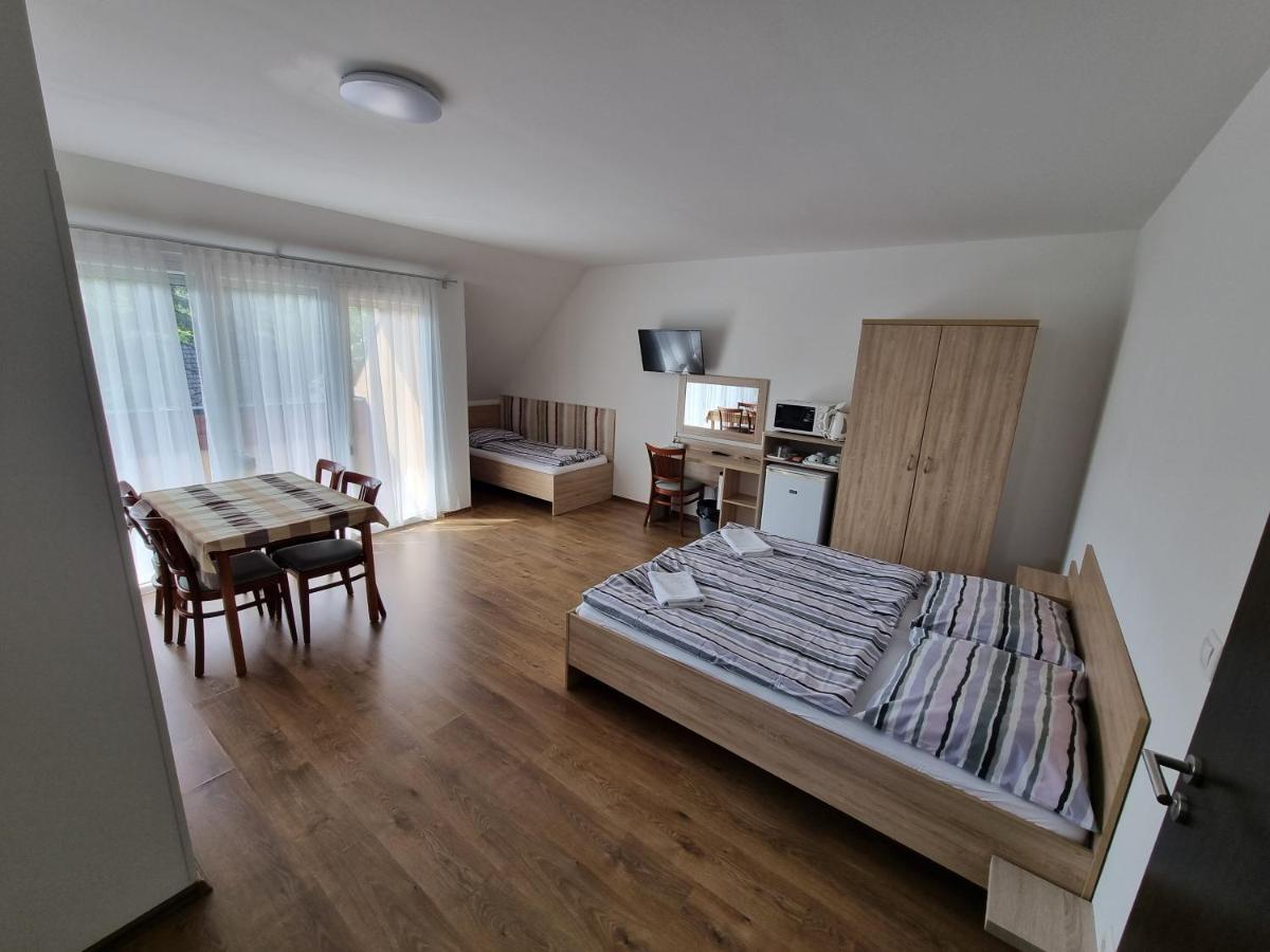 Adam Apartmanhaz Шіофок Екстер'єр фото