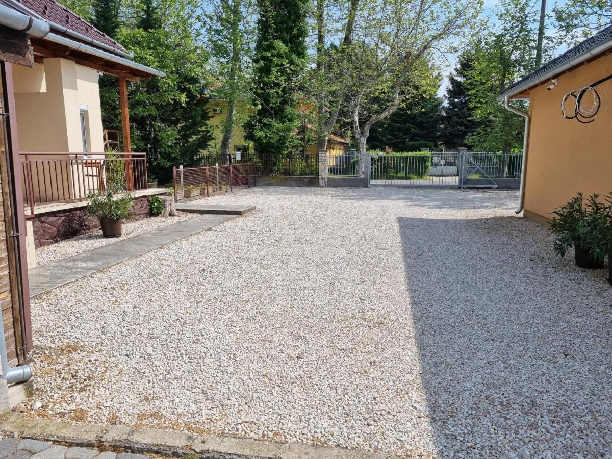 Adam Apartmanhaz Шіофок Екстер'єр фото