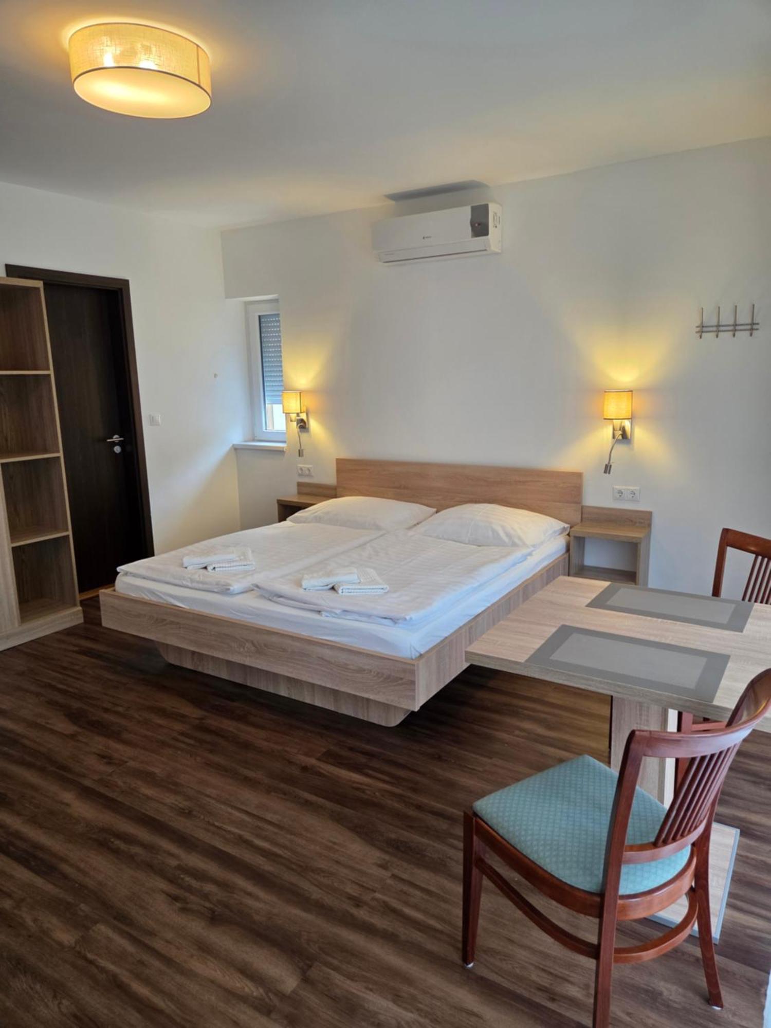 Adam Apartmanhaz Шіофок Екстер'єр фото