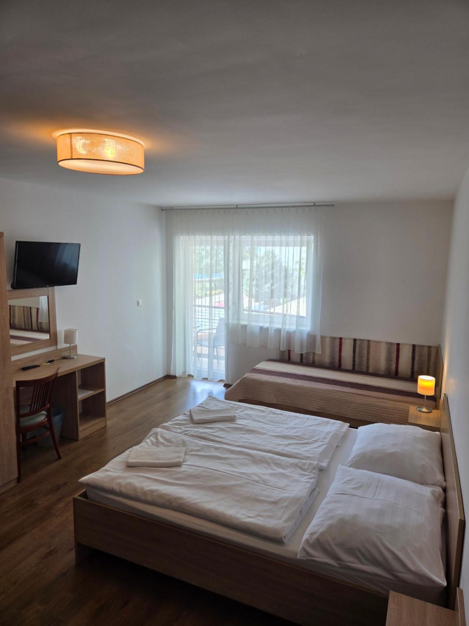 Adam Apartmanhaz Шіофок Екстер'єр фото