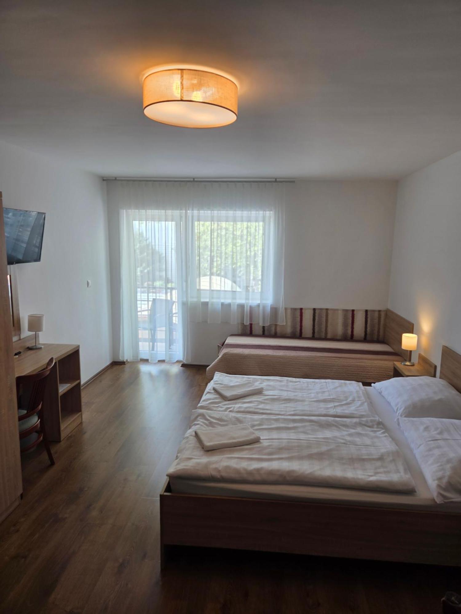 Adam Apartmanhaz Шіофок Екстер'єр фото