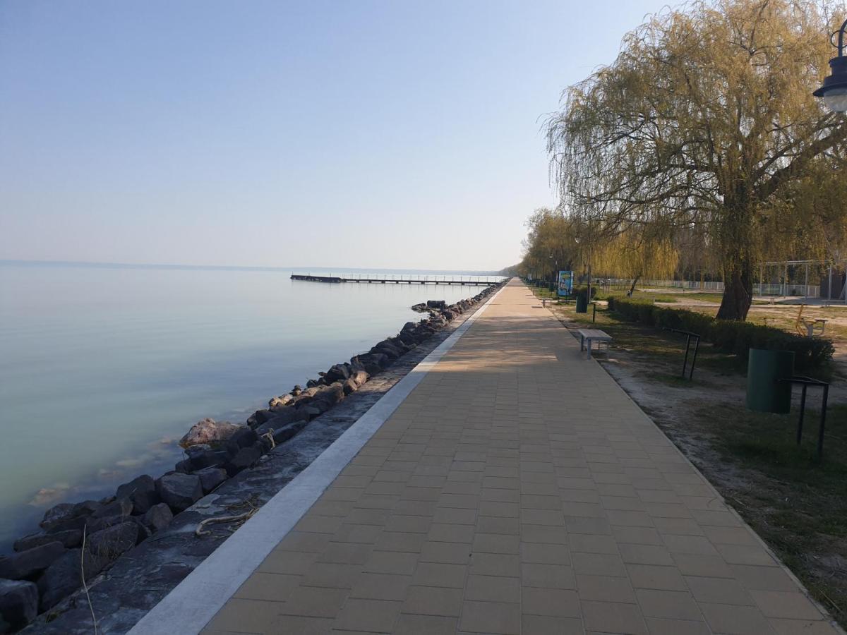 Adam Apartmanhaz Шіофок Екстер'єр фото